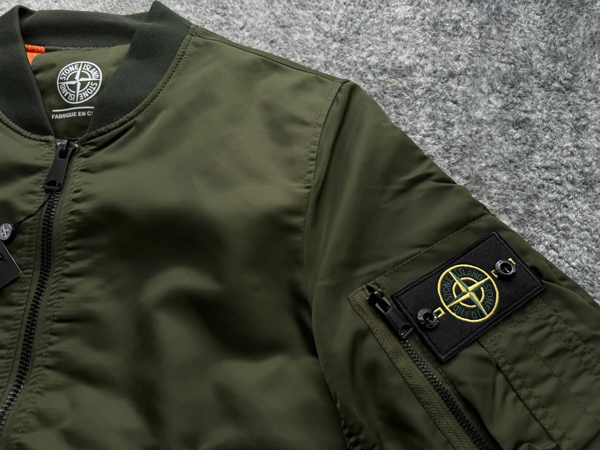 P360 Stone lsland Stone Island Medal Aviator Cotton Jacket The outer fabric is made of MA-1 flight nylon, which is a material specially used in flight and aviation. Flying nylon is a fabric specially used in flight and aviation. It is rarely used in ordinary clothing. The density of flying nylon is very high, so it is windproof and waterproof. When rain falls on the surface of the clothes, it will not penetrate immediately, but will form a small water droplet and slide off. This performance is a requirement for the development of modern jet technology. Because it is assumed that the pilot got caught in the rain before getting on the plane, he entered the cabin covered in rainwater. When flying at high altitude and at high speed, in a cabin without an environmental control system, water droplets will freeze on the pilot's body 2. Knitted baseball collar MA-1 uses a knitted collar. The collar is made of wool and can be snug around the neck and very warm. 3. Metal zippers We have very strict requirements on zippers, including smoothness and size. There was no zipper on the market that met the requirements, so we asked a zipper factory to customize a strong and durable metal zipper.  4. Double-threaded knitted cuffs The cuffs are made of double-threaded knitted fabric, narrow at the front and wide at the back. The narrow part can be tightened around the wrist to prevent wind from entering. The wide part has enough space when wearing multiple pieces under winter Color: Black Dark Army Green Size: M L.